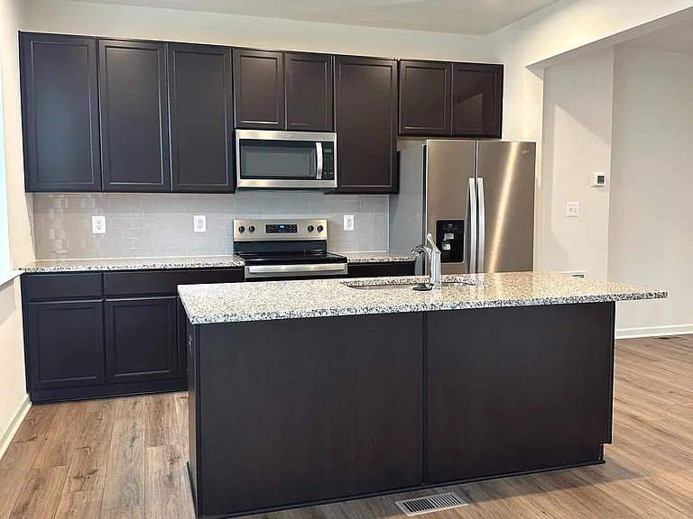 93 Stafford Pl — Photo 4