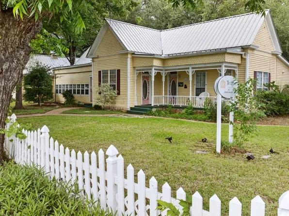 1002 W Pearl St, Granbury, TX 76048