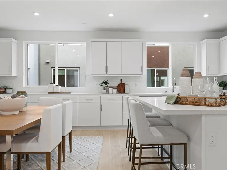 585 S Lyon St — Photo 20