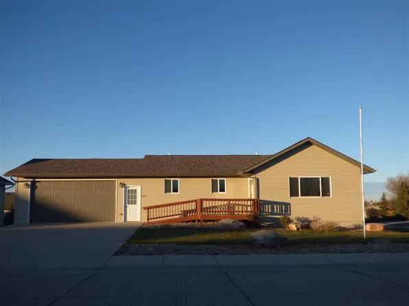 727 Taylor Ct, Belle Fourche, SD 57717