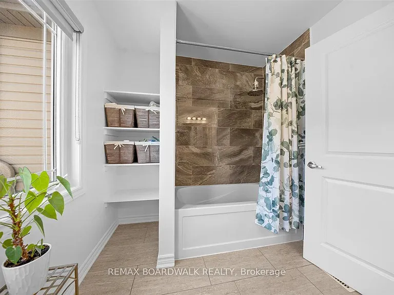 446 Meadowbreeze Dr — Photo 20