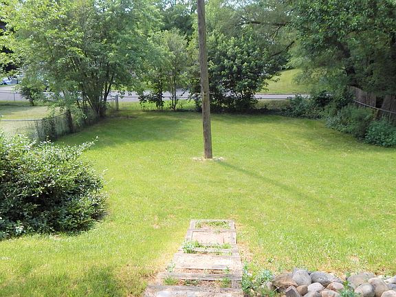 5th image of 131 Pleasant Ave