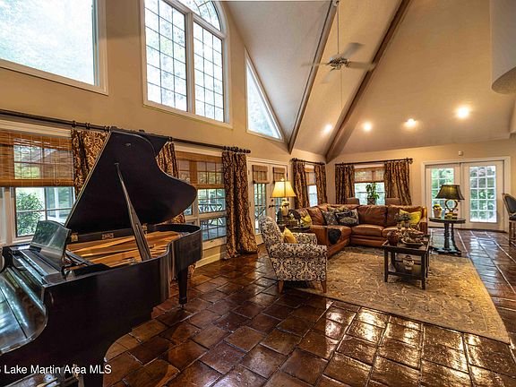 5th image of 105 Shady Ln