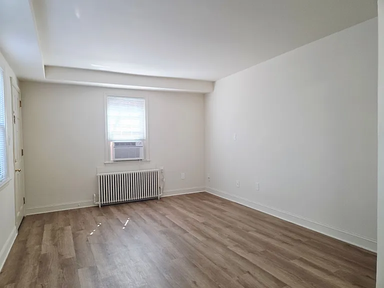Glendale Apartments — Photo 24