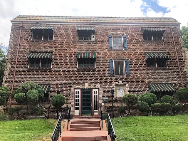 Spacious 3-Bedroom Apartment Near the Denver Botanic Gardens — Photo 1