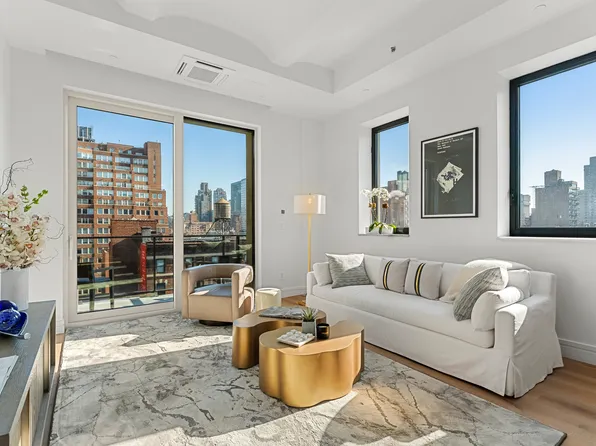 305 East 61st Street 704 image 2 of 11