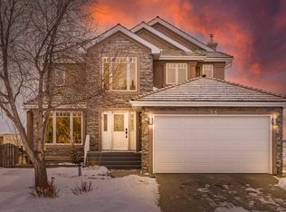 33 Royal Crest Ter NW, Calgary, AB T3G 4M3
