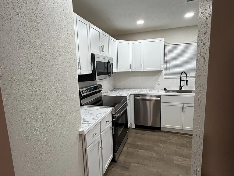 1530 W Lynn St — Photo 6