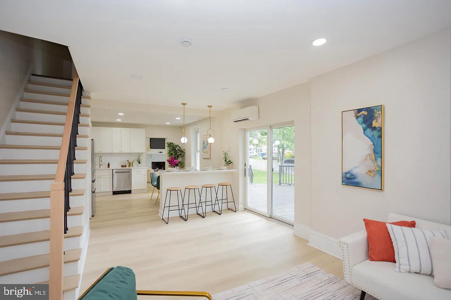 6 bed, 2.0 bath, 3100 sqft, $4,000 — Photo 3