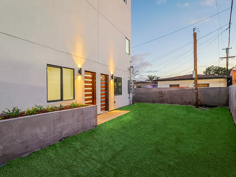 1915 S Palm Grove Ave — Photo 45