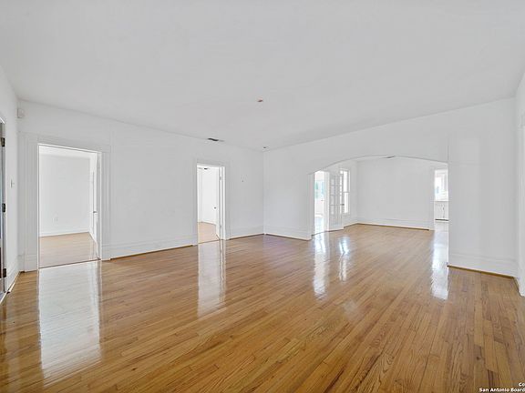 5th image of 111 & 113 Oaklawn Dr