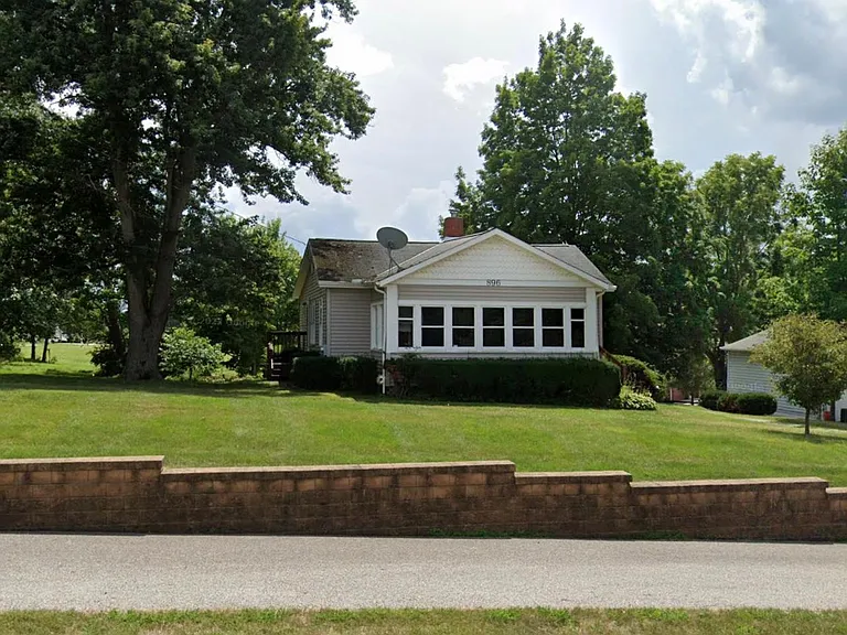 896 E Aurora Rd — Photo 9