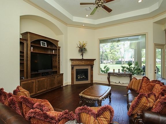 Hardwood & Coved ceiling