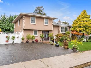 233 Central Park Rd, Plainview, NY 11803