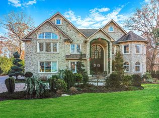 19 Parsons Dr, Dix Hills, NY