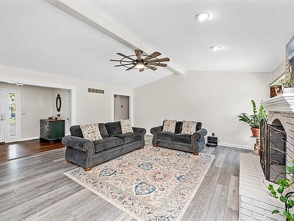 3rd image of 31 Picardy Dr