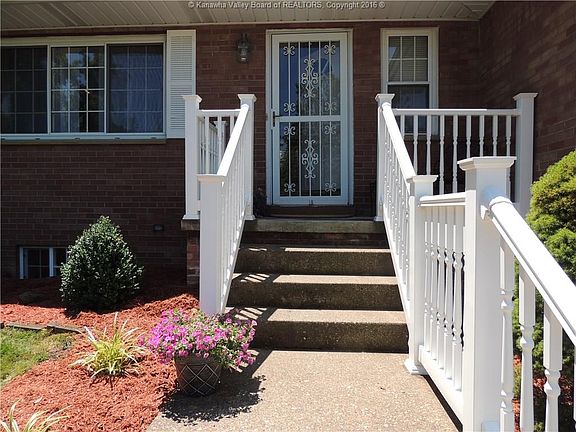 3rd image of 1919 Oakridge Dr