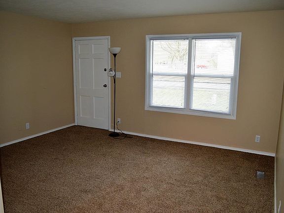 5th image of 22272 Fenmore Ave