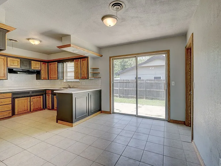 1401 Hampton Dr — Photo 15