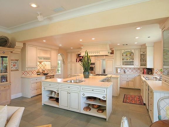 4th image of 1701 Oval Cir