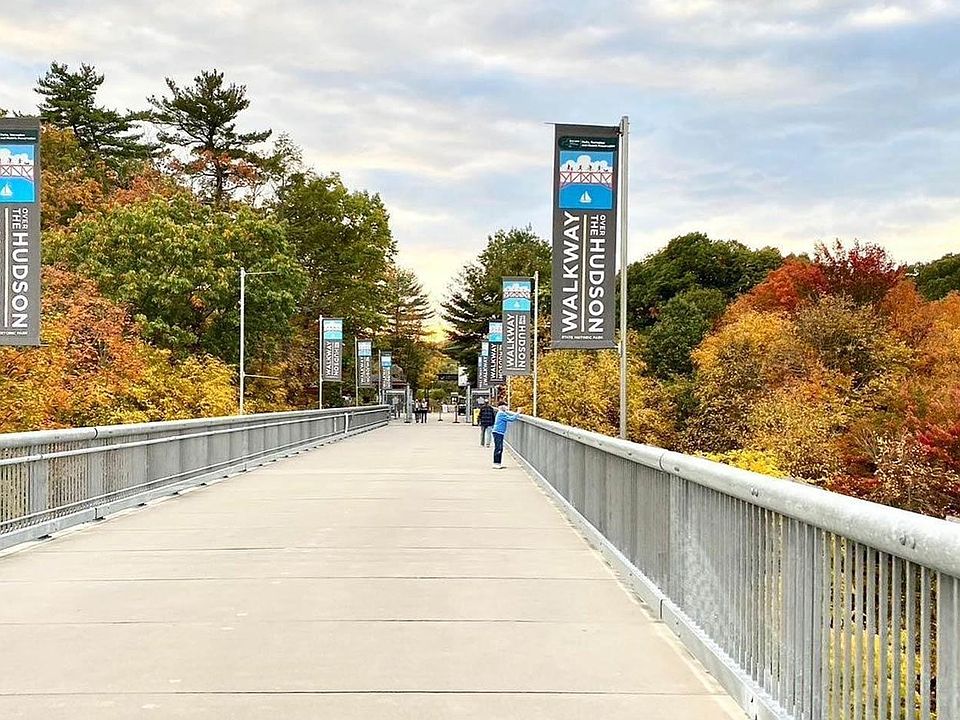 Minutes to the Walkway over the Hudson via Rail Trail running from New Paltz to Poughkeepsie for walking/biking/roller blading.