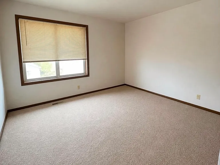 501 Manchester Ln — Photo 17
