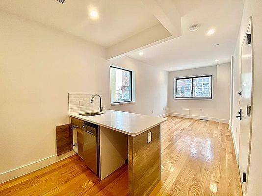 1st image of 900 E 230th St #1