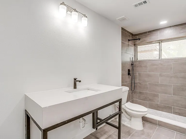 802 Sutton Ct — Photo 23
