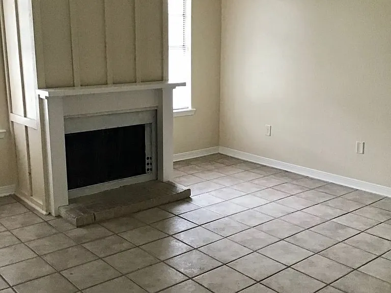 2132 Gardere Ln — Photo 4