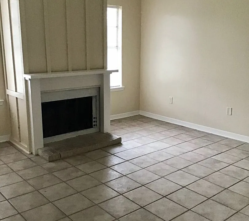 2132 Gardere Ln