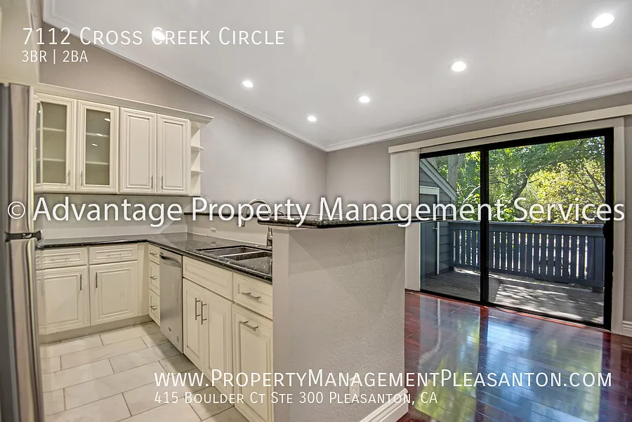 Top Floor 3 bed / 2 bath, 1,070 sq ft condo near Iron Horse Trail — Photo 4