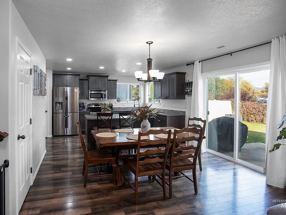 1st image of 3142 N Sharon Ave