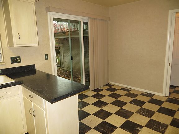 Eat-in kitchen area