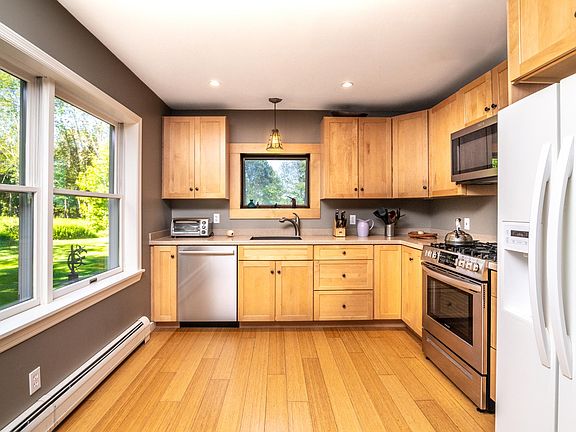Modern kitchen open to the dinging area. Source locally grown meats and vegetables. 10 minutes to Kent's village shops and farmer's market.