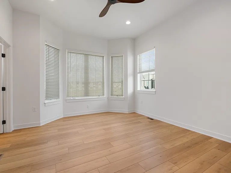1109 SW 11th St — Photo 5