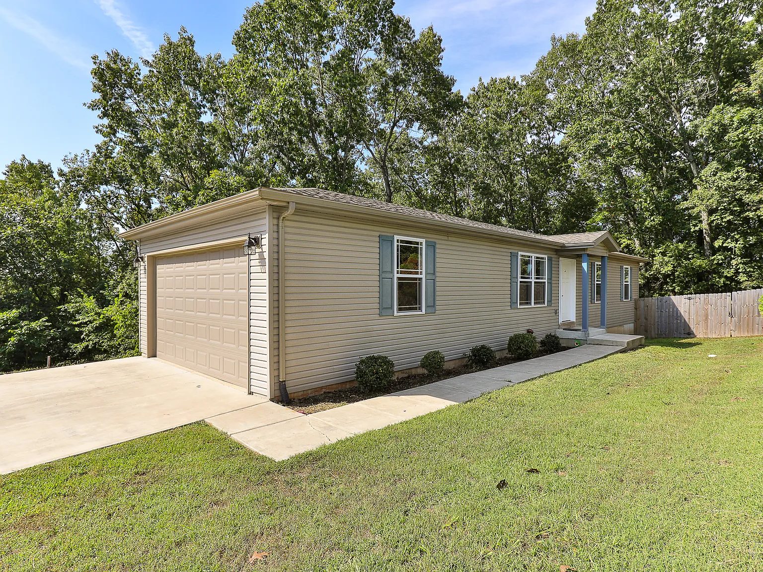 4 bed, 2.5 bath, 1547 sqft, $2,300 — Photo 1