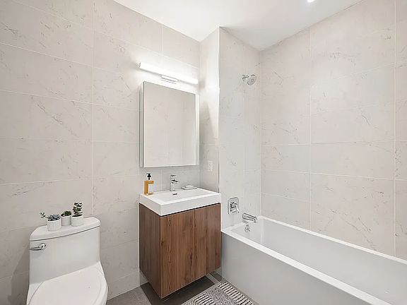 5th image of 55 Dash Pl #Penthouse 5