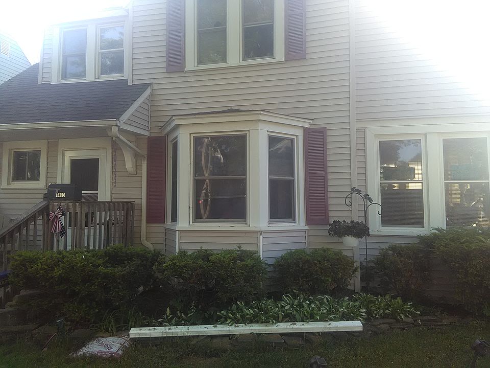 Front view of 1413 Pettis St