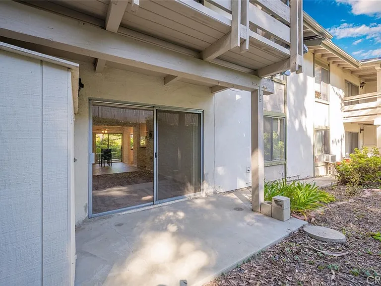 23732 Hillhurst Dr — Photo 8