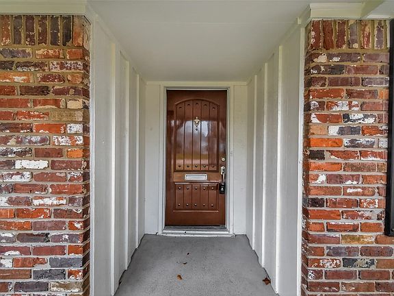 3rd image of 9623 Meadowglen Ln