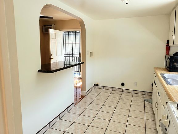 4th image of 11611 Archwood St #B