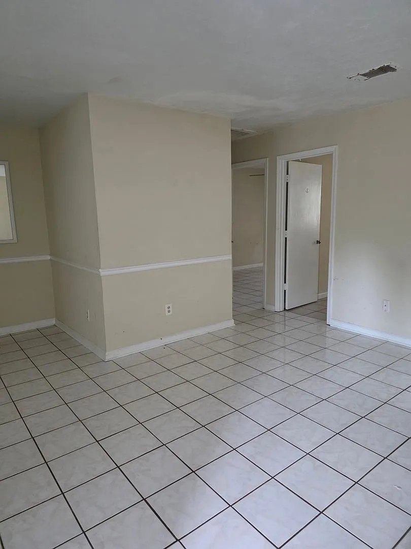 Convenient Living Near Lincoln High 3725 Sutor Court — Photo 2