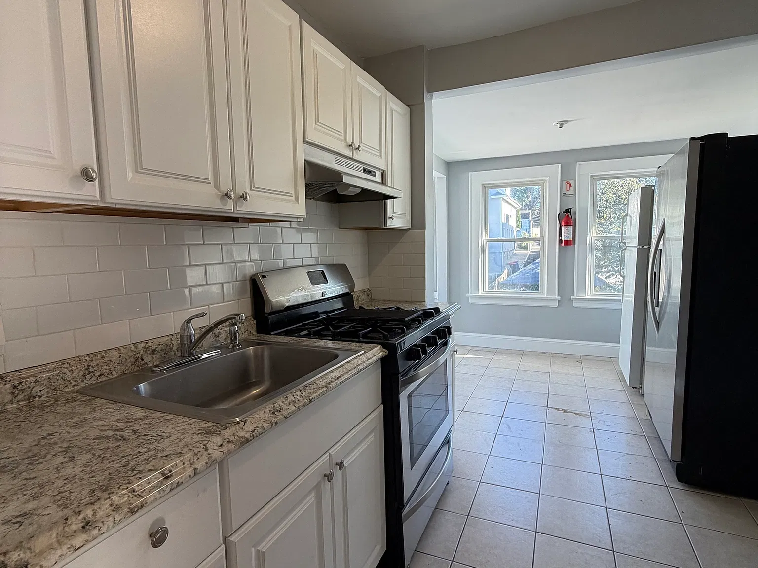 4 bed, 1.0 bath, 2382 sqft, $3,200 — Photo 4