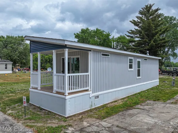 17 Sunset Ln, Fenton, MI 48430