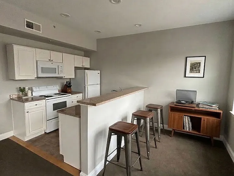 Farmington Avenue Apartments — Photo 28