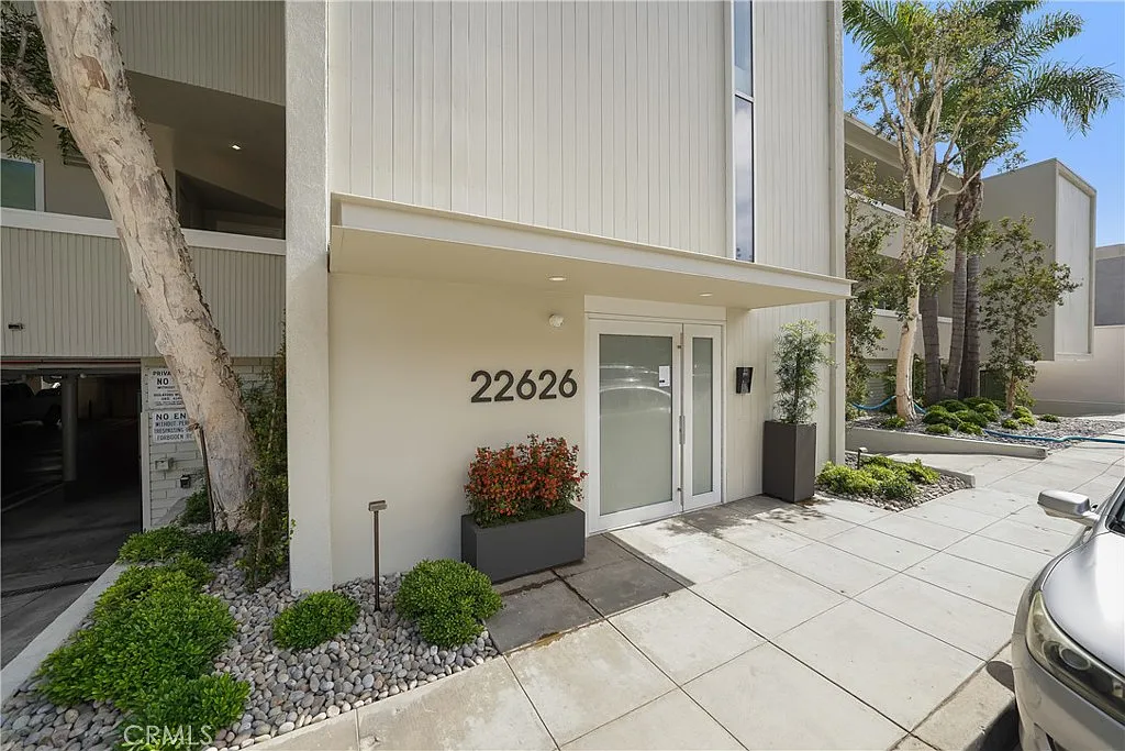 1 bed, 693 sqft, $5,950 — Photo 2