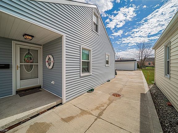 3rd image of 29520 Cresthaven Dr