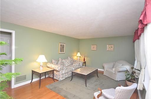 3rd image of 39 Birchwood Dr