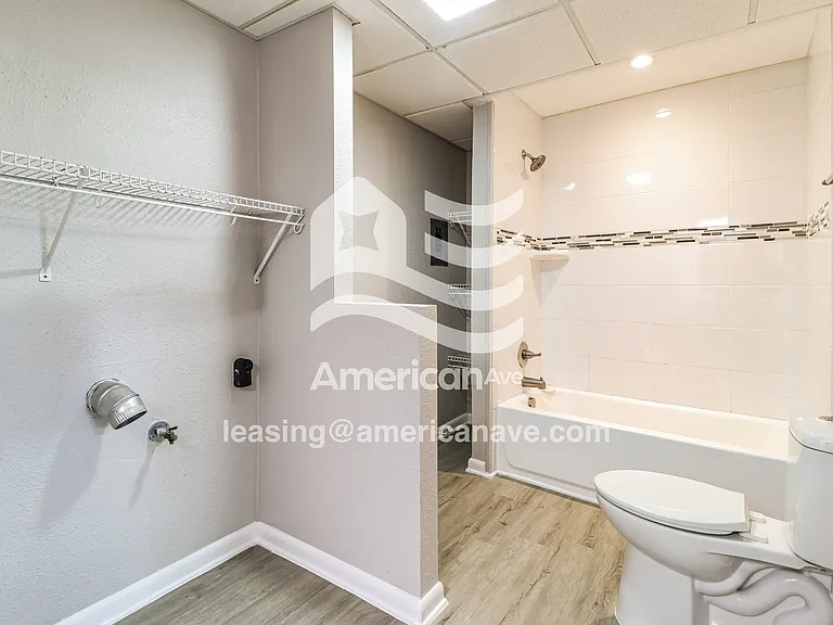 1530956_009_main_bathroom_10.jpg