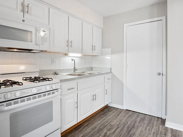 Hillside Apartments — Photo 9